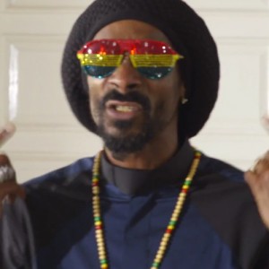 Snoop Dogg ft Angela Hunte & Major Lazer – Here Comes The King　[Official Music Video]